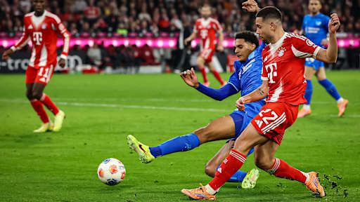 Raphaël Guerreiro im Zweikampf während des Topspiels der Bundesliga des FC Bayern gegen Bayer 04 Leverkusen