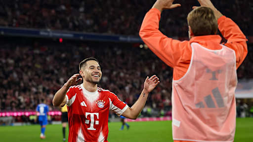 Raphaël Guerreiro jubelt während des Topspiels der Bundesliga des FC Bayern gegen Bayer 04 Leverkusen