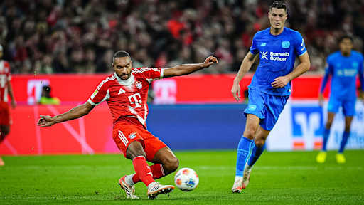 Jonathan Tah beim Schuss während des Topspiels der Bundesliga des FC Bayern gegen Bayer 04 Leverkusen