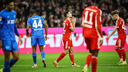 Raphaël Guerreiro ärgert sich über eine vergebene Torchance während des Topspiels der Bundesliga des FC Bayern gegen Bayer 04 Leverkusen