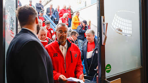Einlass  beim Weißwurstfrühstück des FC Bayern für Mitglieder vor der Jahreshauptversammlung 2025
