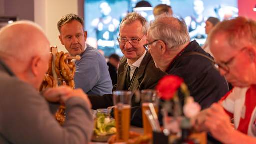 Vize-Präsident Prof. Dr. Dieter Mayer  beim Weißwurstfrühstück des FC Bayern für Mitglieder vor der Jahreshauptversammlung 2025