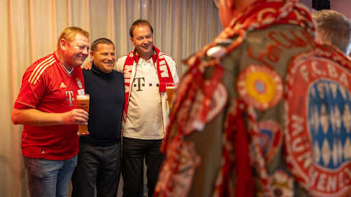 Sportvorstand Max Eberl mit Mitgliedern  beim Weißwurstfrühstück des FC Bayern für Mitglieder vor der Jahreshauptversammlung 2025