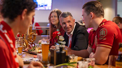 Markus Meindl, Fanbeauftragter des FC Bayern,  beim Weißwurstfrühstück des FC Bayern für Mitglieder vor der Jahreshauptversammlung 2025