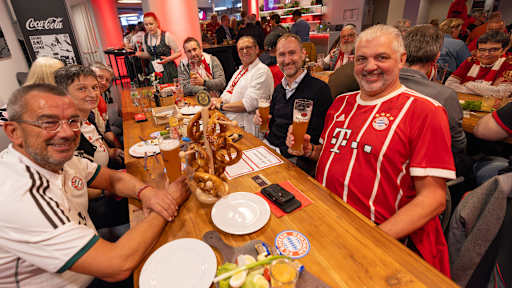 Campus-Leiter Jochen Sauer  beim Weißwurstfrühstück des FC Bayern für Mitglieder vor der Jahreshauptversammlung 2025