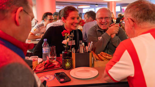 Aika Hämmerle, Leiterin HR,  beim Weißwurstfrühstück des FC Bayern für Mitglieder vor der Jahreshauptversammlung 2025