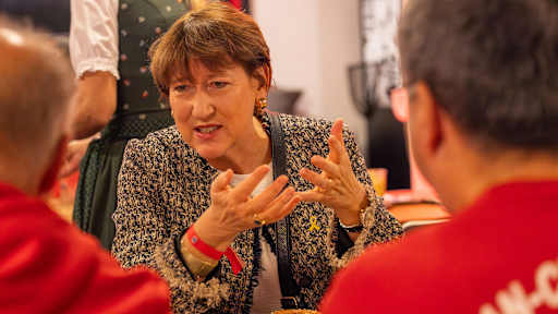 Hildegard Müller  beim Weißwurstfrühstück des FC Bayern für Mitglieder vor der Jahreshauptversammlung 2025