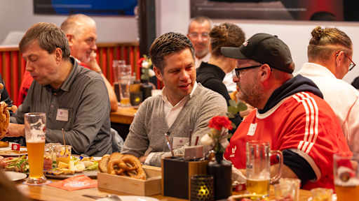 Dr. Daniel Högele, Direktor Corporate Strategy & Business Development,  beim Weißwurstfrühstück des FC Bayern für Mitglieder vor der Jahreshauptversammlung 2025