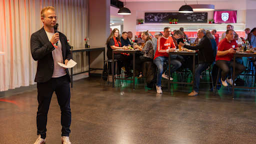 Club-Geschäftsführer Benny Folkmann  beim Weißwurstfrühstück des FC Bayern für Mitglieder vor der Jahreshauptversammlung 2025
