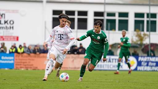 Adin Licina führt den Ball am Fuß.