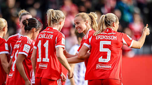 Glódís Perla Viggósdóttir und ihre Teamkolleginnen jubeln während des Heimspiels der FC Bayern Frauen in der Google Pixel Frauen-Bundesliga gegen die SGS Essen