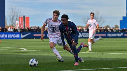Raphael Pavlic schaut dem Ball und seinem Gegenspieler hinterher.
