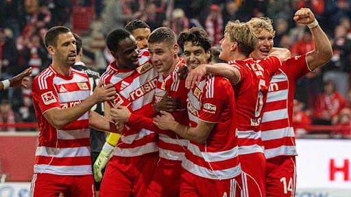 Spieler von Union Berlin bejubeln ein Tor.