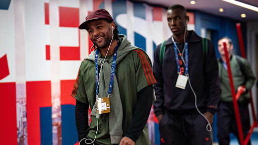 Serge Gnabry läuft lächelnd durch die Katakomben im Stadion von PSG