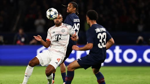 Jonathan Tah im Zweikampf mit Bradley Barcola im Champions League-Spiel des FC Bayern bei Paris Saint-Germain