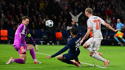 Manuel Neuer zeigt eine starke Parade im Champions League-Spiel des FC Bayern bei Paris Saint-Germain