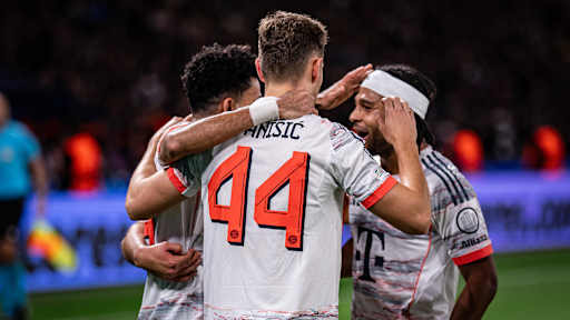 Serge Gnabry jubelt mit Luis Diaz im Champions League-Spiel des FC Bayern bei Paris Saint-Germain