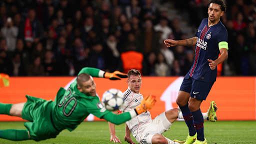 Joshua Kimmich blickt seinem Torschuss hinterher im Champions League-Spiel des FC Bayern bei Paris Saint-Germain