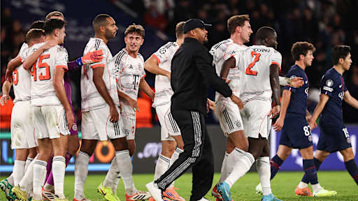 Vincent Kompany jubelt mit seiner Mannschaft nach dem Champions League-Spiel des FC Bayern bei Paris Saint-Germain