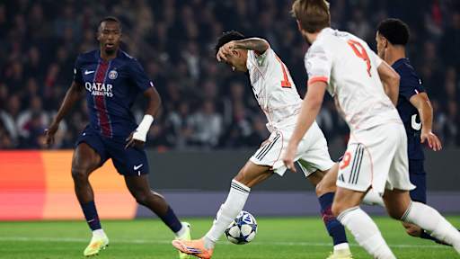 Luis Diaz schießt zum 1:0 für den FC Bayern im Champions League-Spiel bei Paris Saint-Germain