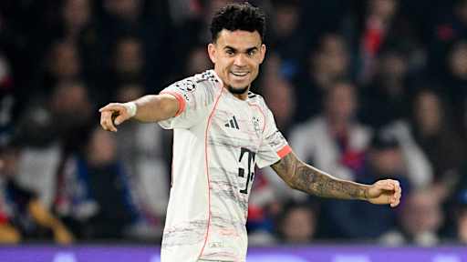 Luis Diaz deutet lächelnd mit dem Finger auf nach dem 1:0 des FC Bayern im Champions League-Spiel bei Paris Saint-Germain