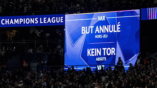 Die Anzeigetafel zeigt ein annuliertes Tor für PSG im Champions League-Spiel des FC Bayern bei Paris Saint-Germain
