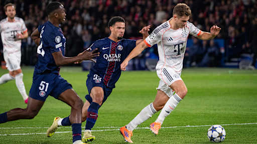 Josip Stanisic am Ball im Champions League-Spiel des FC Bayern bei Paris Saint-Germain