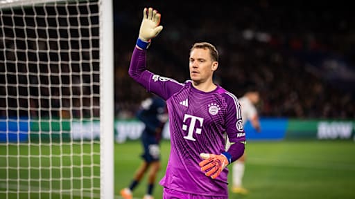 Manuel Neuer hebt die Hand im Champions League-Spiel des FC Bayern bei Paris Saint-Germain