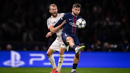 Konrad Laimer im Zweikampf mit Kwarazchelia im Champions League-Spiel des FC Bayern bei Paris Saint-Germain