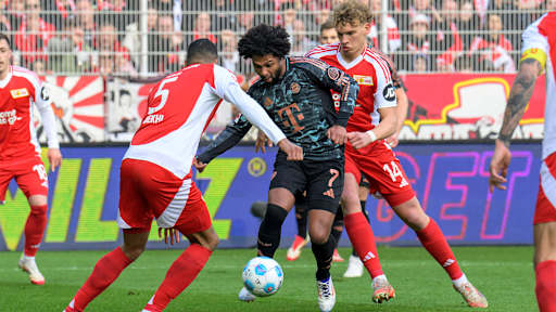 Serge Gnabry rodeado de rivales durante el partido de la Bundesliga entre Union Berlin y el FC Bayern.