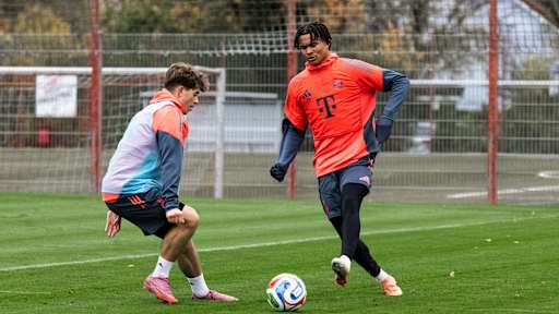 Julien Yanda passt den Ball im Training der FC Bayern Amateure.
