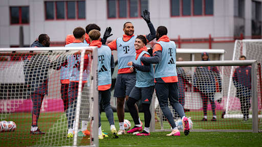 Spieler des FC Bayern jubeln im Training