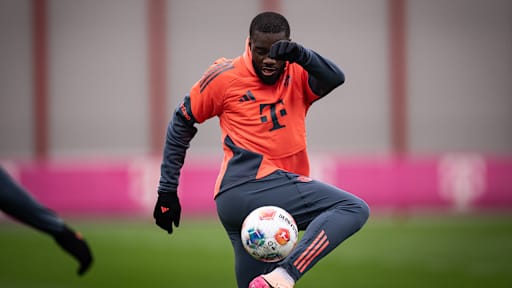 Dayot Upamecano jongliert einen Ball im Training des FC Bayern