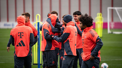 Spieler des FC Bayern lachen im Training