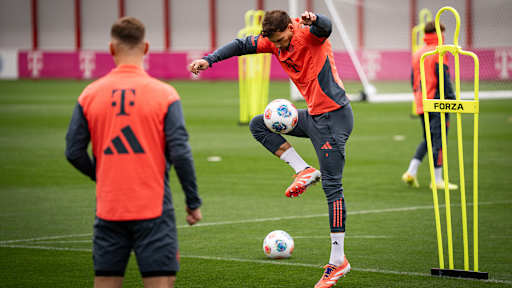 Leon Goretzka stoppt einen Ball im Training des FC Bayern