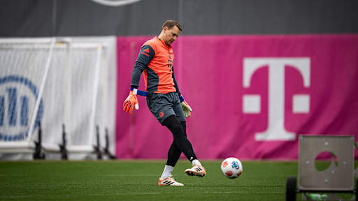 Manuel Neuer passt einen Ball im Training des FC Bayern