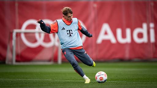 Lennart Karl schießt im Training des FC Bayern auf das Tor