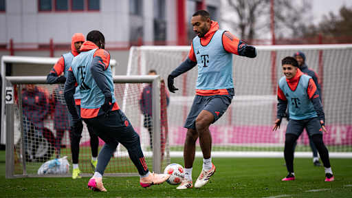 Jonathan Tah und Dayot Upamecano im Zweikampf im Training des FC Bayern