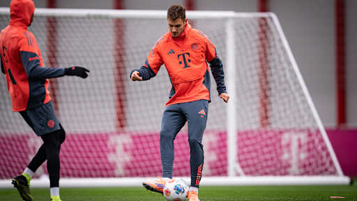 Josip Stanisic passt einen Ball im Training des FC Bayern