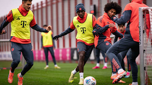 Nicolas Jackson und Serge Gnabry im Zweikampf im Training des FC Bayern