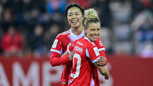 Linda Dallmann und Momoko Tanikawa bejubeln ein Tor gegen Union Berlin.
