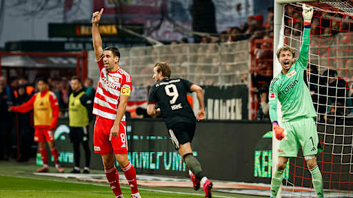 Die Heimmannschaft reklamiert eine vermeintliche Abseitsstellung von Harry Kane während des Auswärtsspiels des FC Bayern in der Bundesliga bei Union Berlin