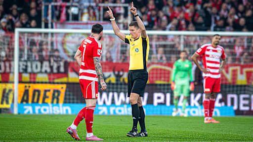 Der Schiedsrichter nimmt das vermeintliche Tor von Union zurück während des Auswärtsspiels des FC Bayern in der Bundesliga bei Union Berlin
