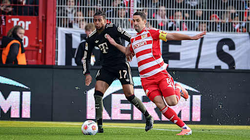 Michael Olise im Zweikampf während des Auswärtsspiels des FC Bayern in der Bundesliga bei Union Berlin