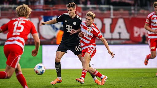Josip Stanišić mit Ball am Fuß während des Auswärtsspiels des FC Bayern in der Bundesliga bei Union Berlin