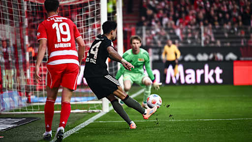 Luis Díaz schlenzt den Ball ins Netz während des Auswärtsspiels des FC Bayern in der Bundesliga bei Union Berlin