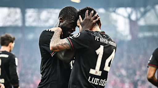 Luis Díaz und Dayot Upamecano jubeln während des Auswärtsspiels des FC Bayern in der Bundesliga bei Union Berlin