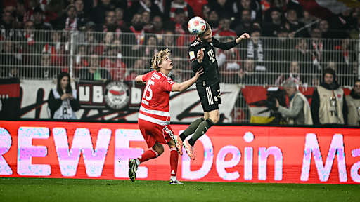 Konrad Laimer beim Kopfball während des Auswärtsspiels des FC Bayern in der Bundesliga bei Union Berlin