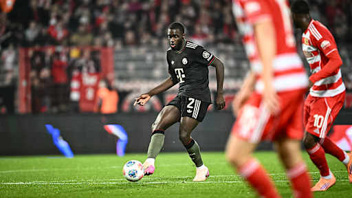 Dayot Upamecano beim Pass während des Auswärtsspiels des FC Bayern in der Bundesliga bei Union Berlin