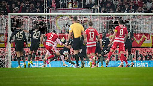 Danilo Doekhi trifft zum 2:1 während des Auswärtsspiels des FC Bayern in der Bundesliga bei Union Berlin